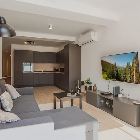 Maisonette With Communal Pool In Apartment Qala